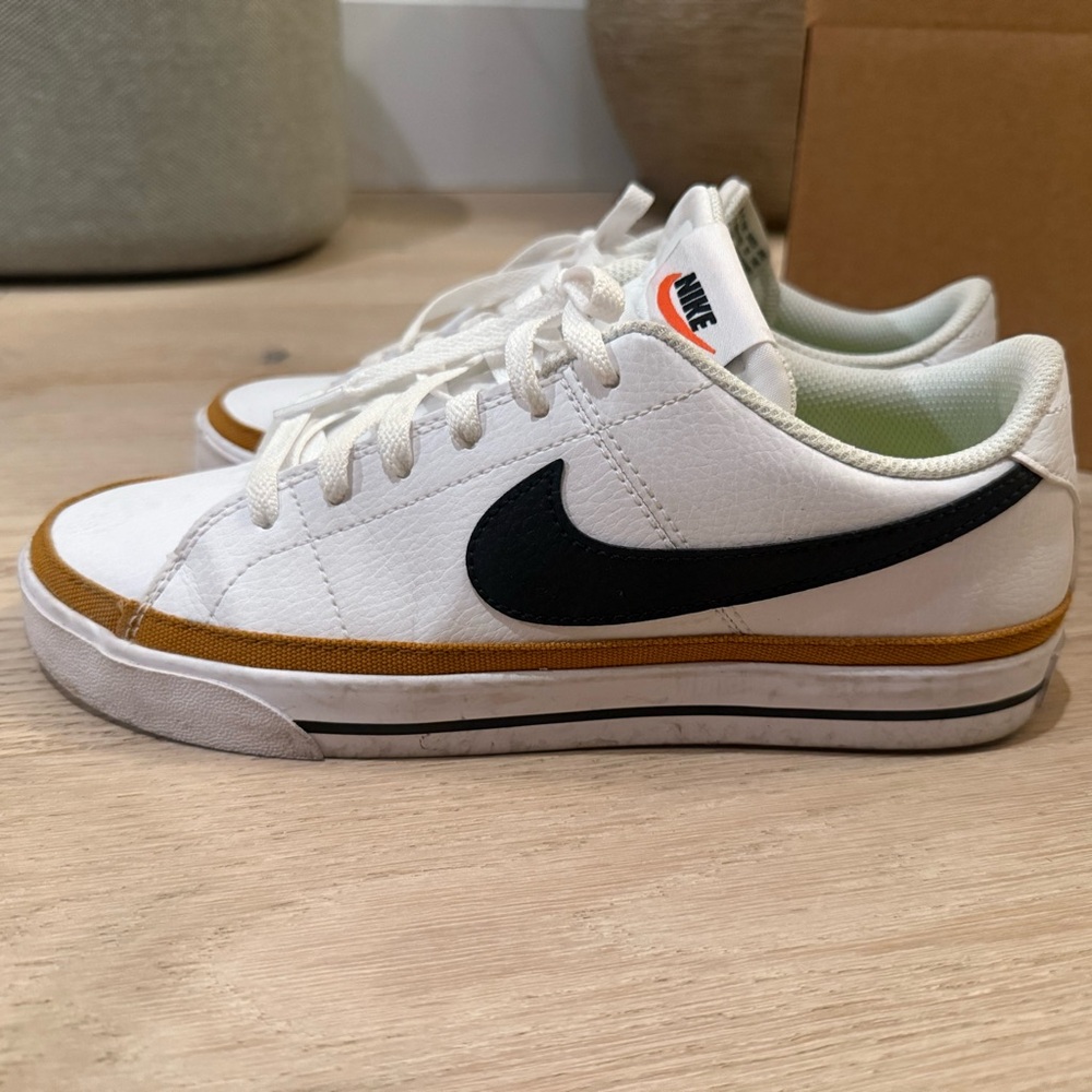 Nike White and Black Sneakers